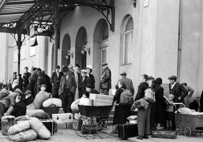 zobrazit detail historického snímku: Uprchlící z našeho pohraničí.