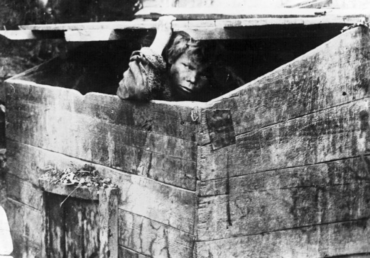 zobrazit detail historického snímku: Opuštěné děti v Rusku.