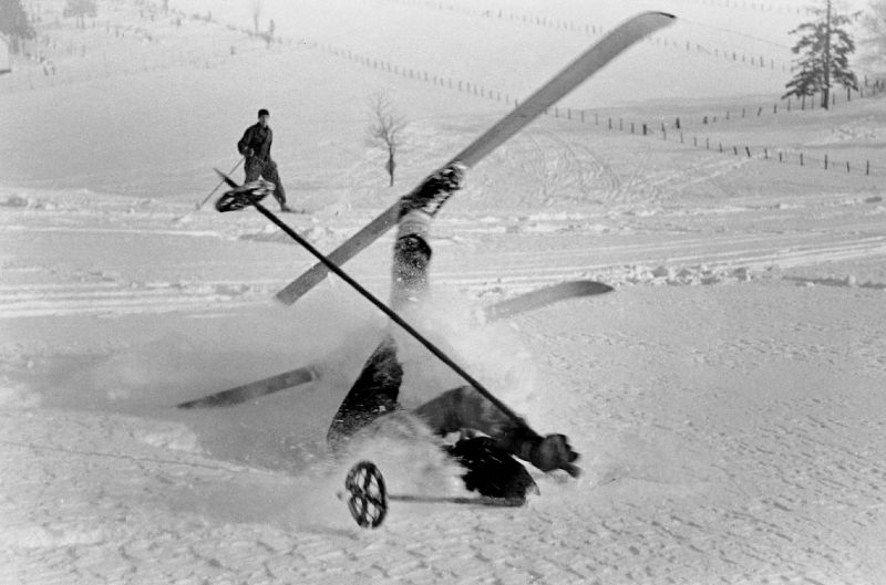 zobrazit detail historického snímku: Pád na lyžích.
