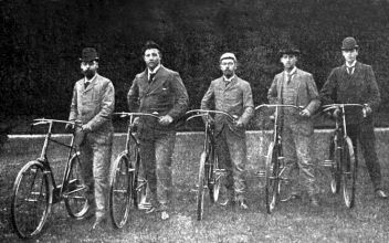 Panovníci na bicyklu. - klikněte pro zobrazení detailu