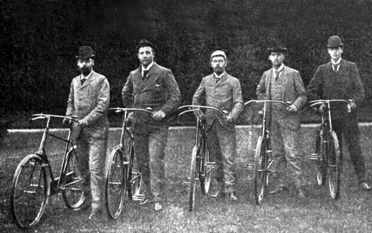 zobrazit detail historického snímku: Panovníci na bicyklu.