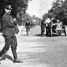retro fotografie Pařížský strážník zapisuje si automobilisty rychle jedoucí.