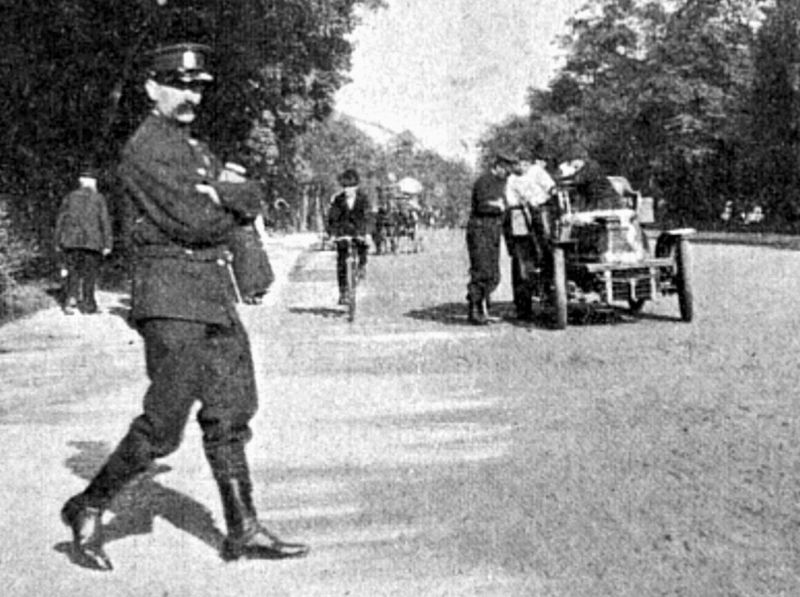 zobrazit detail historického snímku: Pařížský strážník zapisuje si automobilisty rychle jedoucí.
