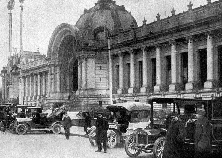 zobrazit detail historického snímku: Před pařížským salonem automobilů.