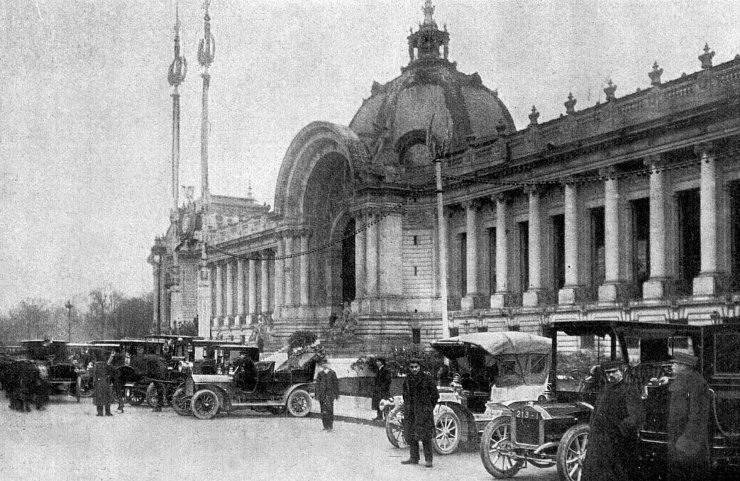 zobrazit detail historického snímku: Před pařížským salonem automobilů.