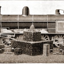 retro fotografie Hotová lokomotiva s narovnanými surovinami, jichž bylo k jejímu dohotovení zapotřebí.