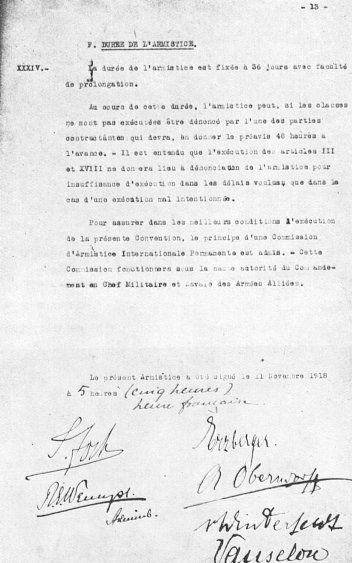 Snímek poslední strany smlouvy o přímeří podepsané maršálem Fochem, admirálem Wemyssem a německými zmocněnci. - klikněte pro zobrazení detailu