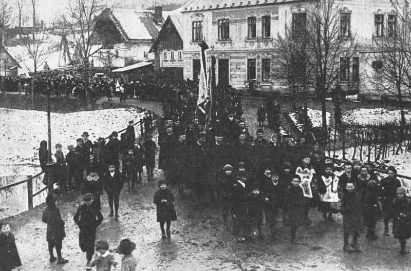 zobrazit detail historického snímku: Zahájený pohřební průvod obětí vražd v Lomnici n./P.