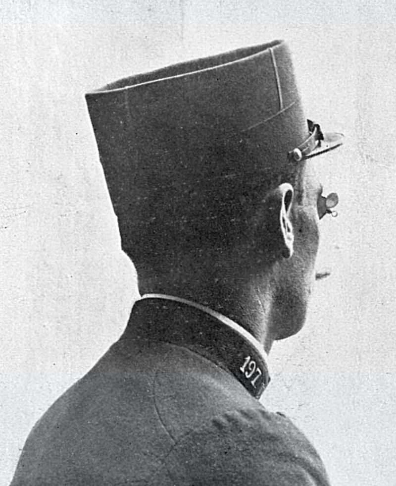 zobrazit detail historického snímku: Pařížský strážník opatřen zpátečním skřipcem.
