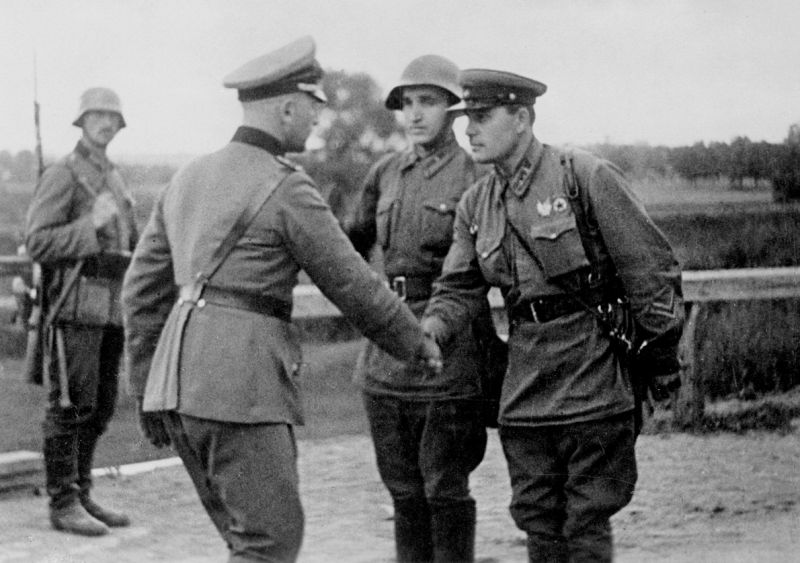 zobrazit detail historického snímku: Setkání vojáků Rudé armády a Wehrmachtu.