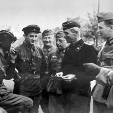 Přítelský rozhovor vojáků Rudé armády a Wehrmachtu.