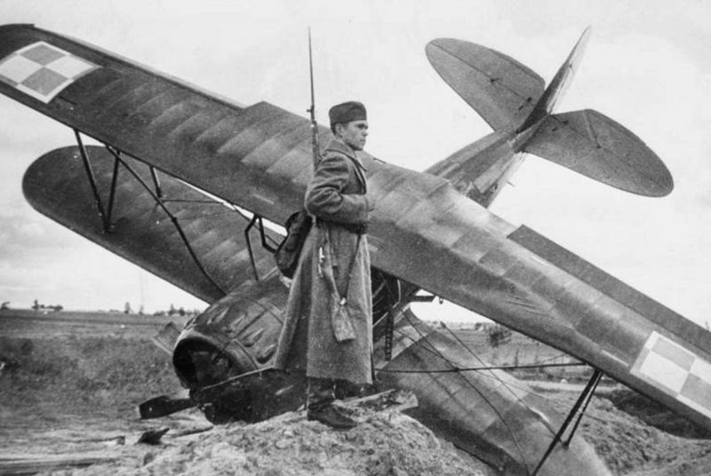 zobrazit detail historického snímku: Voják Rudé armády u sestřeleného polského letadla.