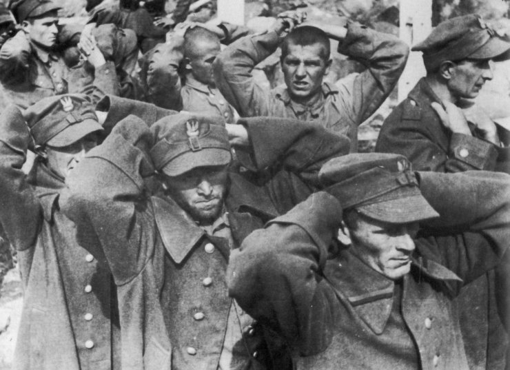 zobrazit detail historického snímku: Zajatí polští vojáci.