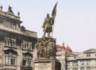 Rok 1920: Nový zákon nařizuje odstranění pomníků minulého režimu. Proti jsou jen komunisté: Když se řekne „pomník z doby minulého…