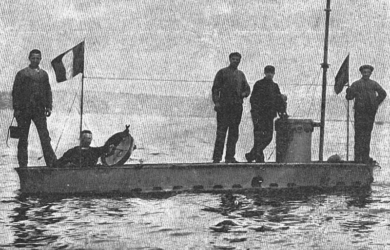 zobrazit detail historického snímku: Francouzský podmořský válečný člun „Lutin“ i s mužstvem zničený.