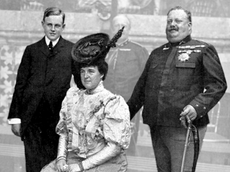zobrazit detail historického snímku: Portugalský král Carlos I., princ následník Ludvik Filip a královna Amalie.