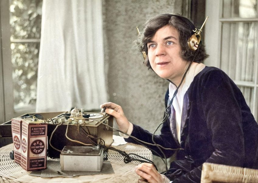 Rok 1926: Nečekané problémy prvních posluchačů rádia Rok 1926: Nečekané problémy prvních posluchačů rádia: Poslouchání rozhlasového přijímače v jeho začátcích…