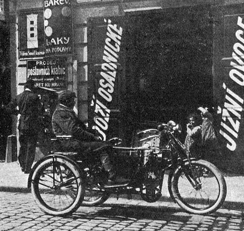 zobrazit detail historického snímku: Novinka v pražském poštovnictví —  motorový vůz na svážení psaní.