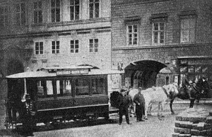 zobrazit detail historického snímku: »Poslední mohykán« pražské tramwaye koňské.