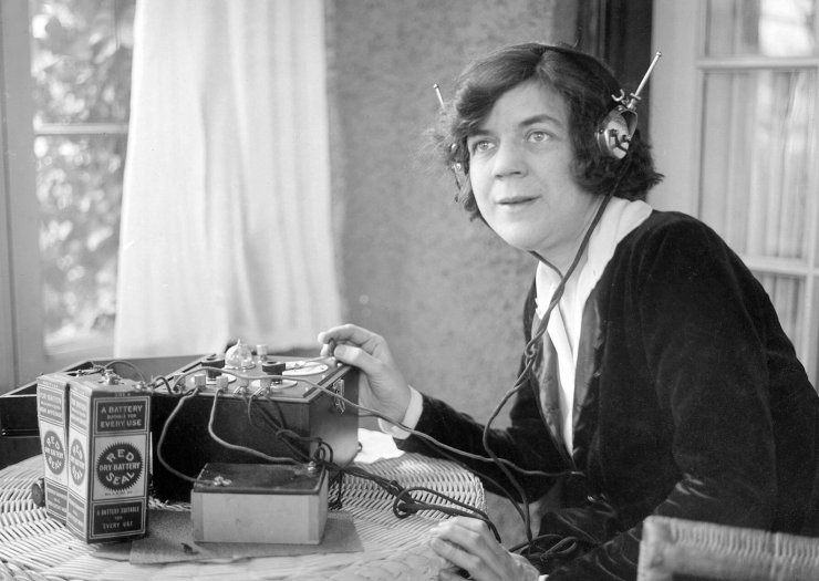zobrazit detail historického snímku: Posluchačka rozhlasového vysílání.