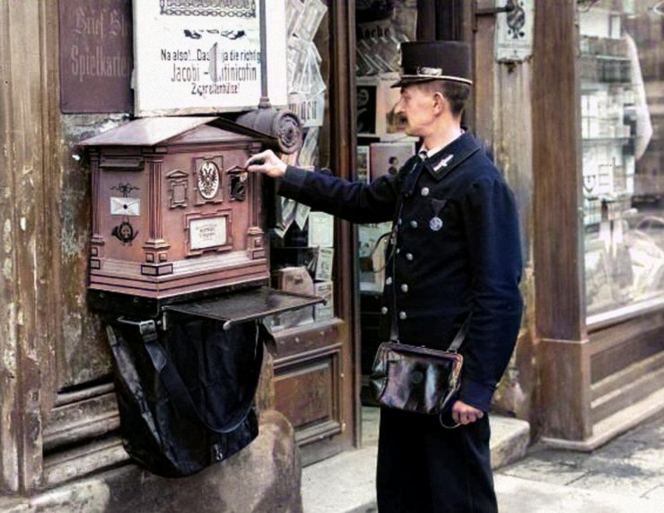 zobrazit detail historického snímku: Poštovní doručovatel.