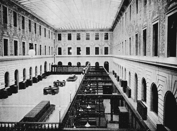 zobrazit detail historického snímku: Dvorana s podacími kancelářemi v hlavní poštovní budově v Praze.