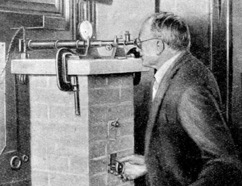 zobrazit detail historického snímku: Vážení krystalu topasového v Bureau of Standards.