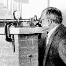 Vážení krystalu topasového v Bureau of Standards.