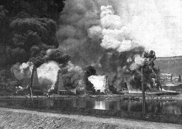 zobrazit detail historického snímku: Požár naftového zřídla v Bibi Ejbat u Baku.