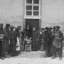 Rozdávání polévky na dvoře kláštera Milosrdných bratří.