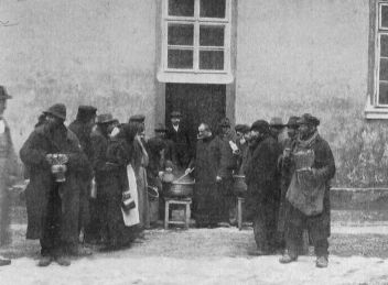 Rozdávání polévky na dvoře kláštera Milosrdných bratří. - klikněte pro zobrazení detailu