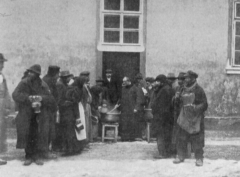 zobrazit detail historického snímku: Rozdávání polévky na dvoře kláštera Milosrdných bratří.