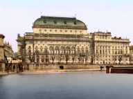 Rok 1896: Může se obří lustr v Národním divadle zřítit na diváky?: Hlavní lustr v Národním divadle má průměr 3…