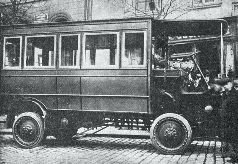zobrazit detail historického snímku: Pražský autobus, luštící spojení s Král. Hradčany.