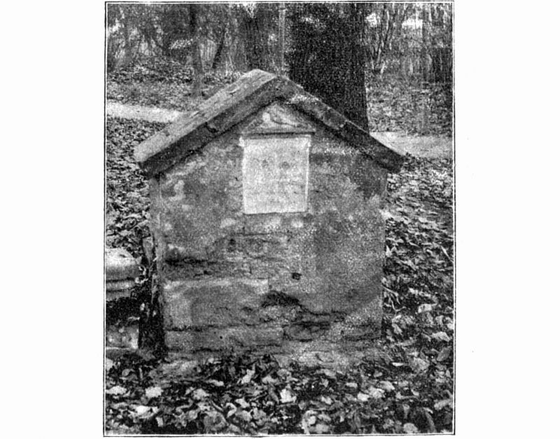 zobrazit detail historického snímku: Pomník ptáčete v zahradě Klamovce.