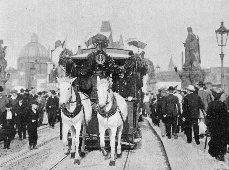zobrazit detail historického snímku: Poslední jízda pražské koňské tramwaye.