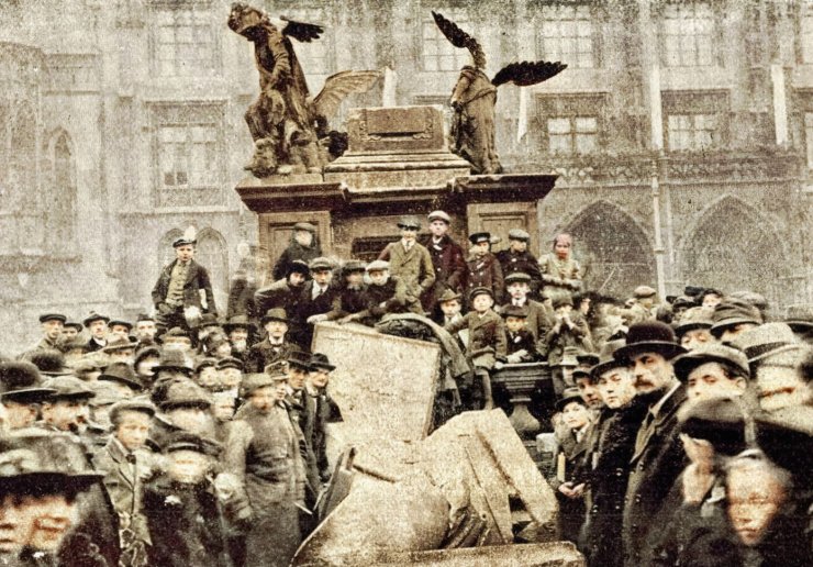 zobrazit detail historického snímku: Stržený Marianský sloup na Staroměstském náměstí.