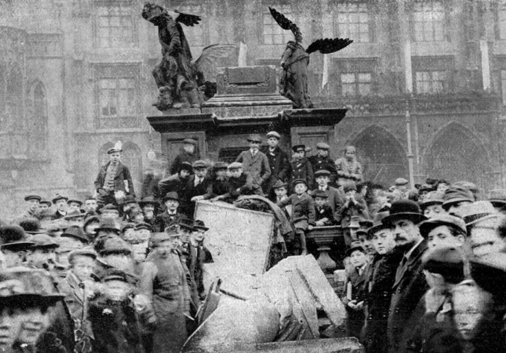 zobrazit detail historického snímku: Stržený Marianský sloup na Staroměstském náměstí.