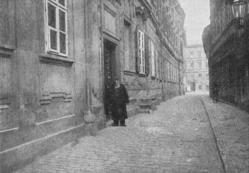 Před fortnou „Milosrdných“. - klikněte pro zobrazení detailu