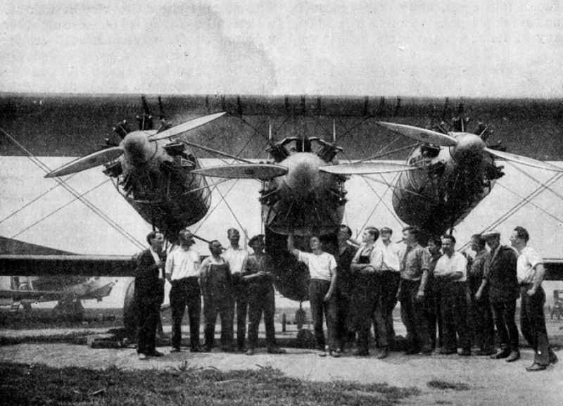 zobrazit detail historického snímku: Pohled na Sikorskiho letadlo zpředu