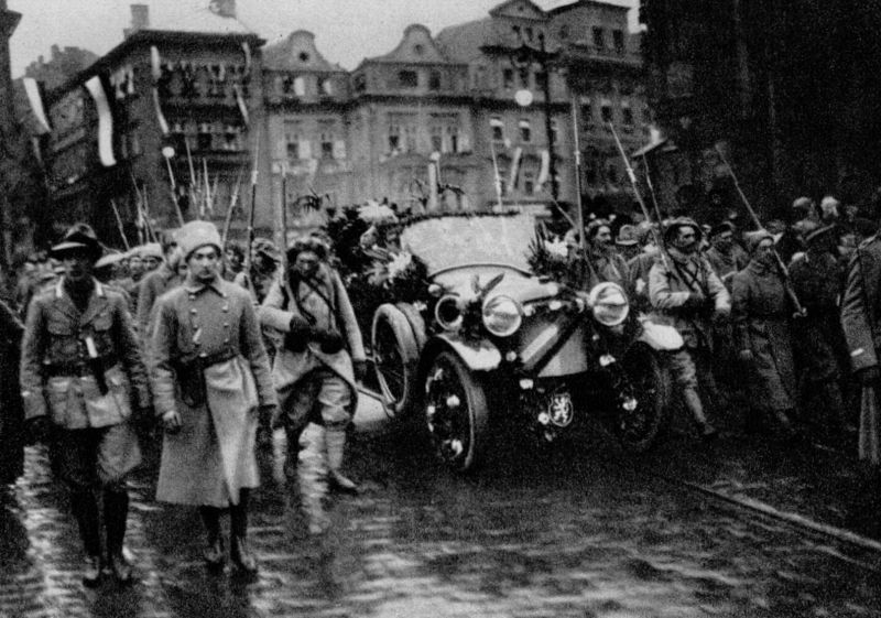 zobrazit detail historického snímku: Automobil Masarykův 21. XII 1918 na Staroměstském náměstí.