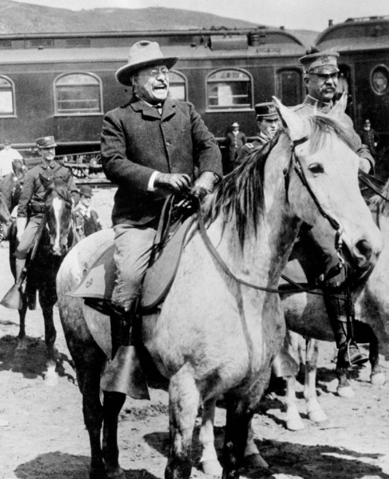 zobrazit detail historického snímku: President Theodore Roosevelt na cestě do Yellowstone.