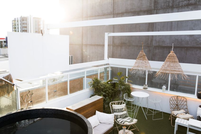 Venkovní posezení v boho stylu Venkovní posezení v boho stylu: Houpací sítě, macramé dekorace a světýlka nad hlavou…