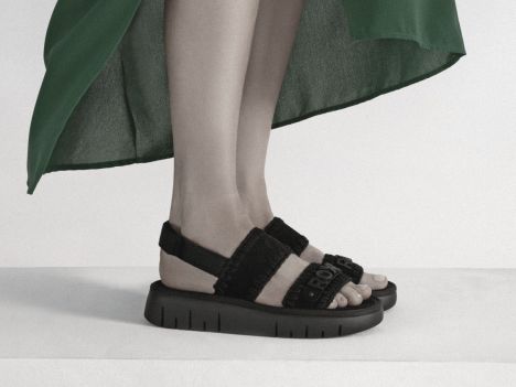 Sandály na platformě a žabky - trendy, které budou dominovat v nadcházejících sezónách