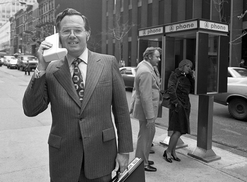 Vývoj mobilních telefonu (PR) Vývoj mobilních telefonu (PR): Bejvávalo ve 20. století v 50 letech mobilní…