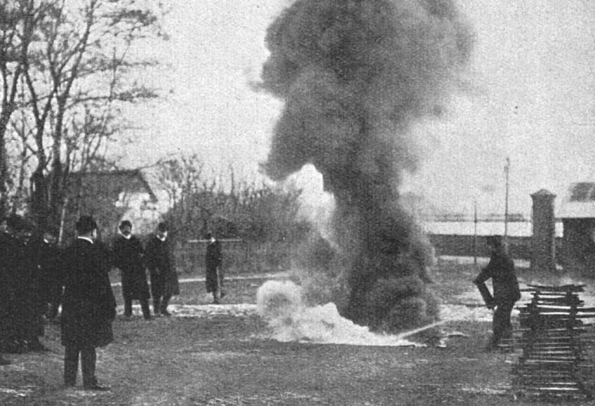 Představení prvního pěnového hasicího přístroje Představení prvního pěnového hasicího přístroje: Některé požáry nelze hasit vodou. Článek z roku 1911…