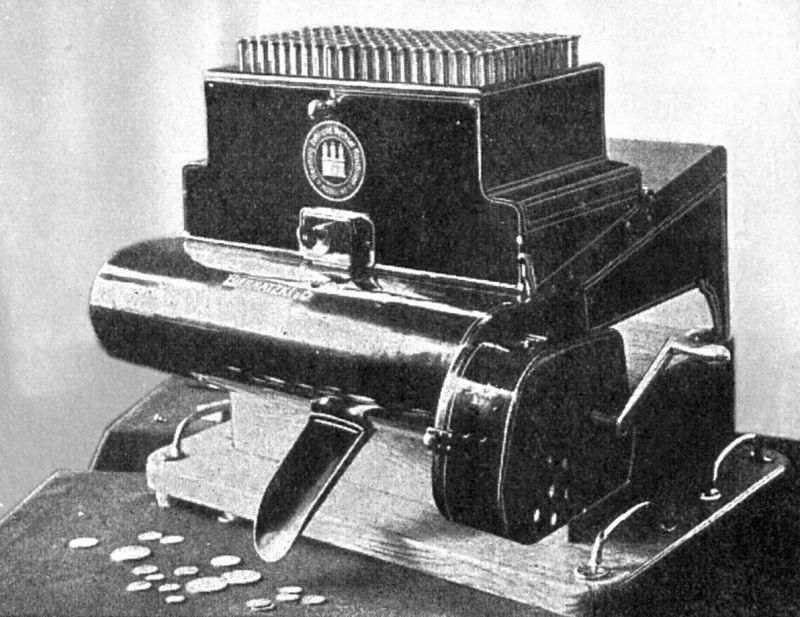 zobrazit detail historického snímku: Stroj na vypláceni peněz: Pohled zvenčí.
