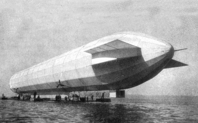 zobrazit detail historického snímku: Řiditelná vzducholoď hr. Zeppelina.