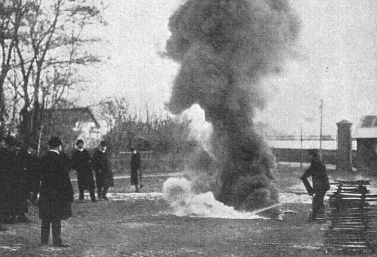 zobrazit detail historického snímku: Hašení ohně přístrojem „Perkeo“.