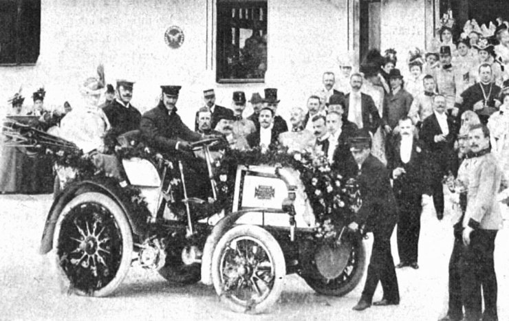 zobrazit detail historického snímku: Svatba na automobilu.